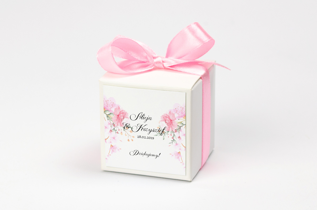 Pudełko na krówki z pudrową kokardą