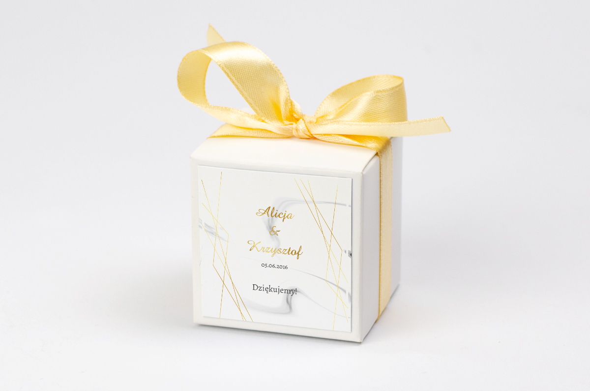 Pudełko na krówki z żółtą kokardą