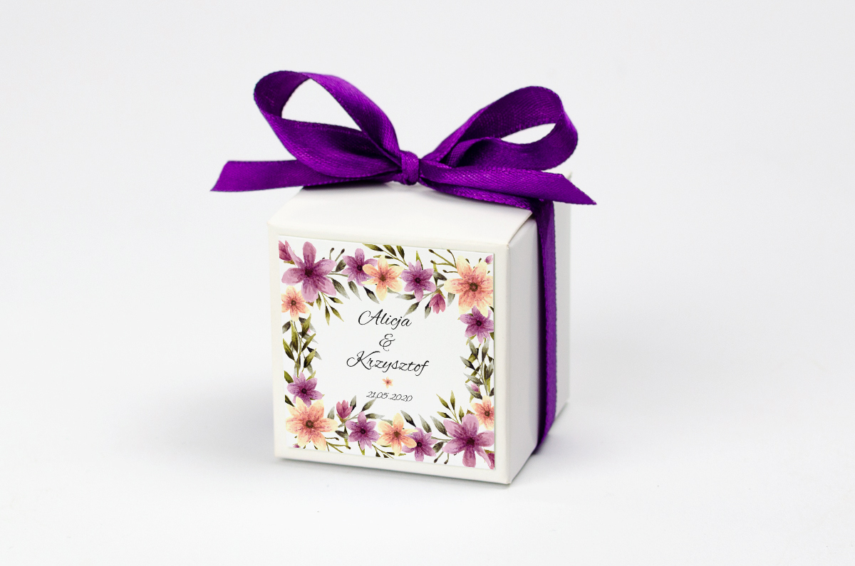 Pudełko na krówki z fioletową kokardą