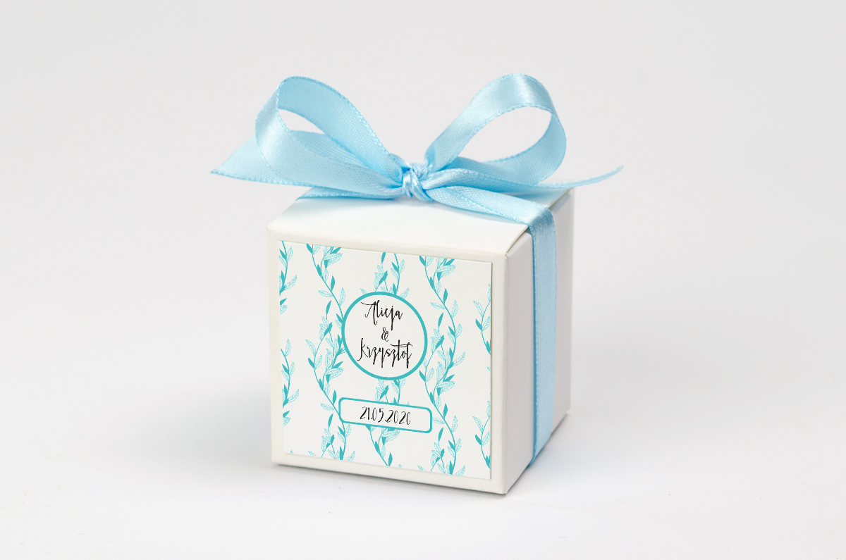 Pudełko na krówki z niebieską kokardą