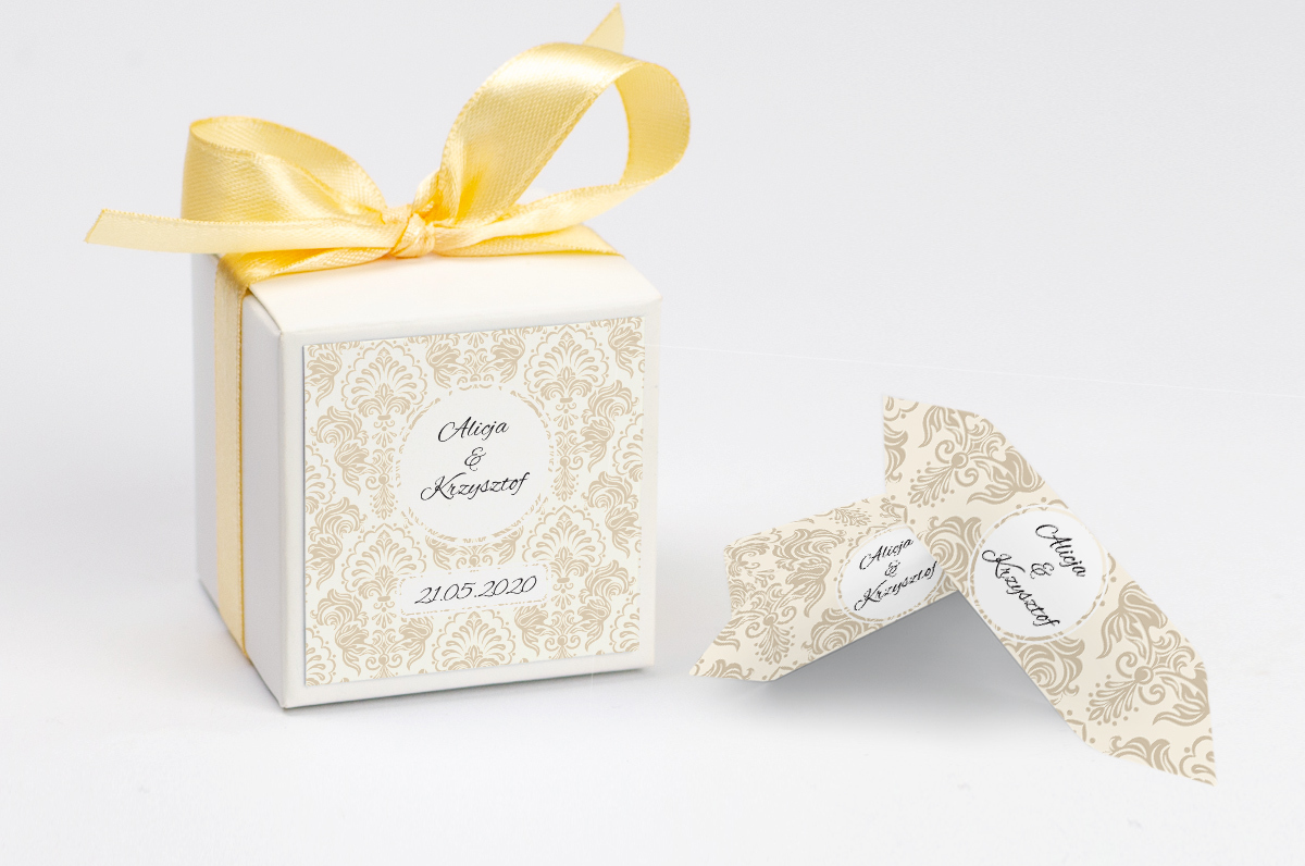 Pudełko na krówki z żółtą kokardą