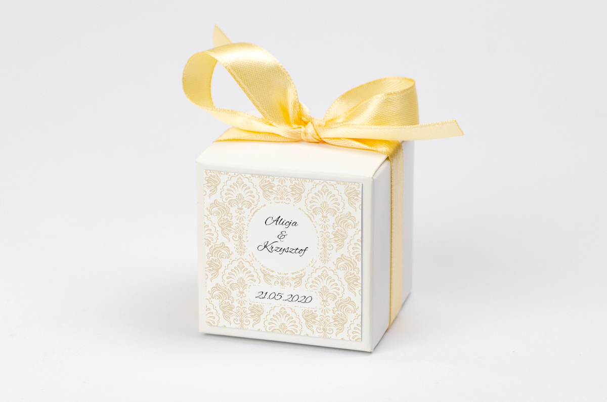 Pudełko na krówki z żółtą kokardą