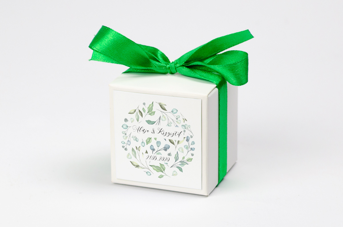 Pudełko na krówki z zieloną kokardą