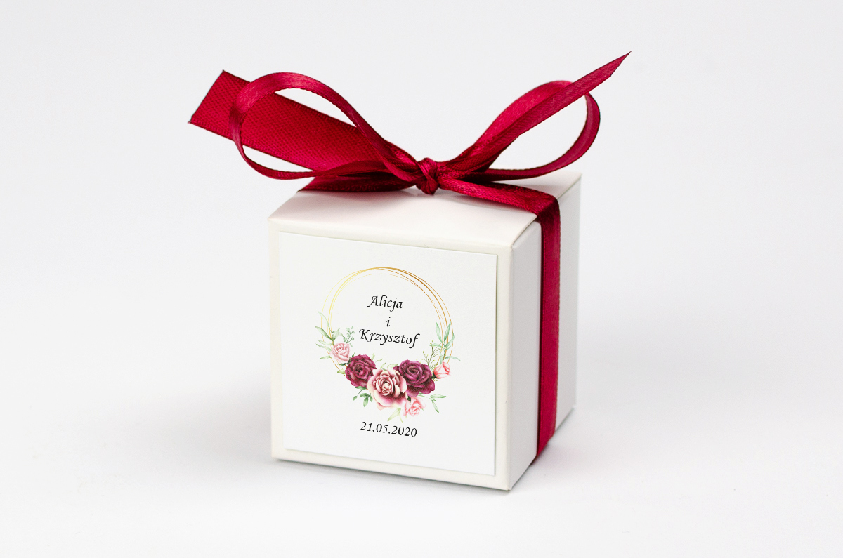 Pudełko na krówki z bordową kokardą