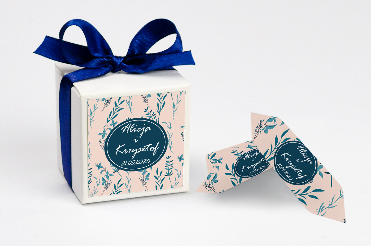 Pudełko na krówki z granatową kokardą