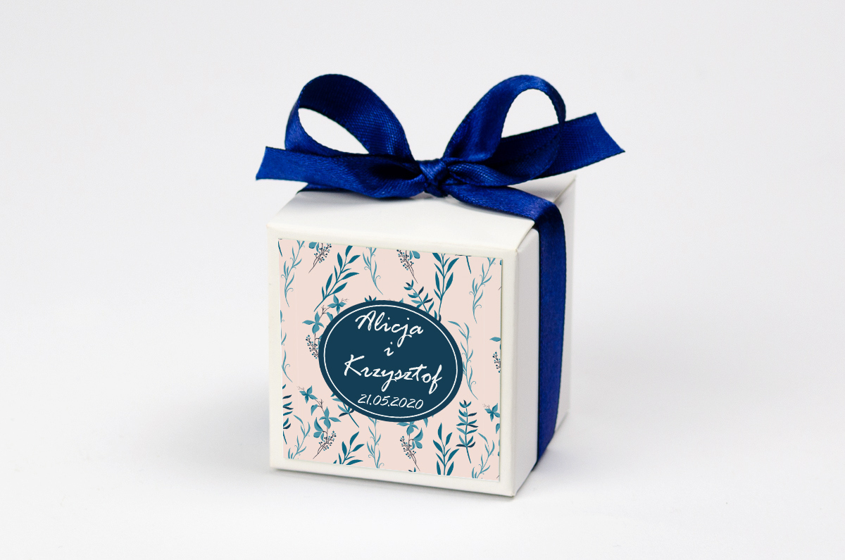 Pudełko na krówki z granatową kokardą