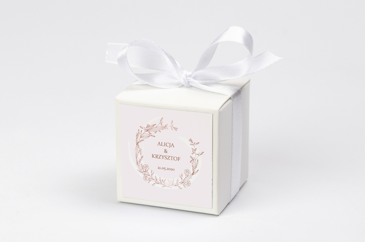 Pudełko na krówki z białą kokardą