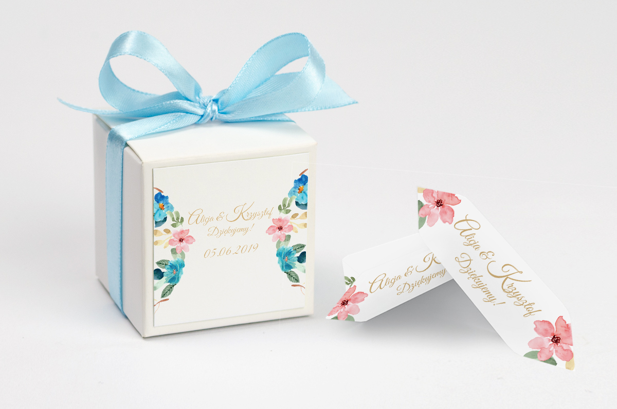 Pudełko na krówki z niebieską kokardą