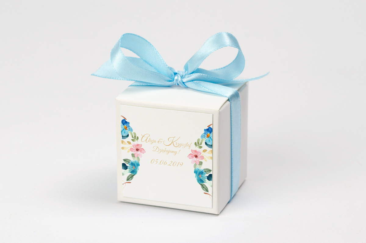 Pudełko na krówki z niebieską kokardą