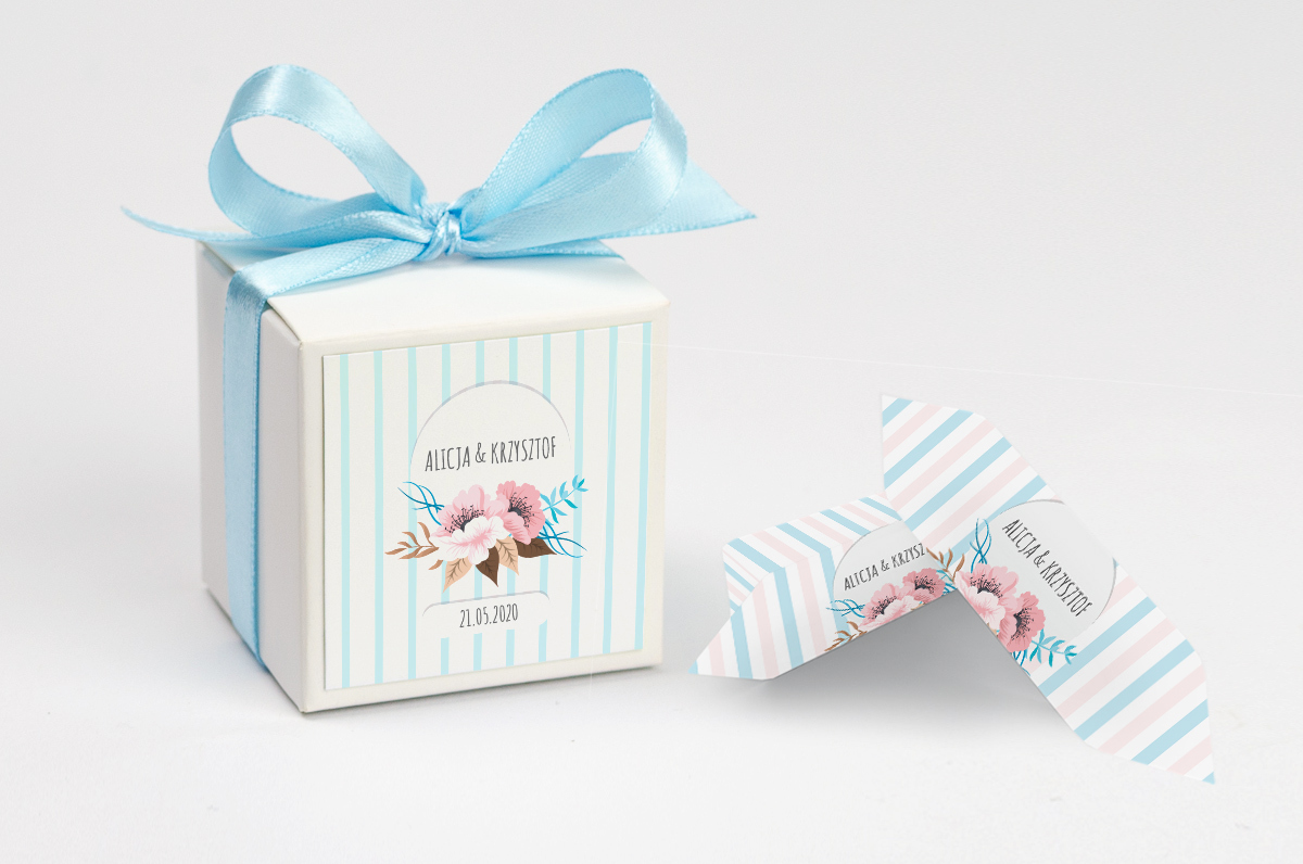 Pudełko na krówki z niebieską kokardą