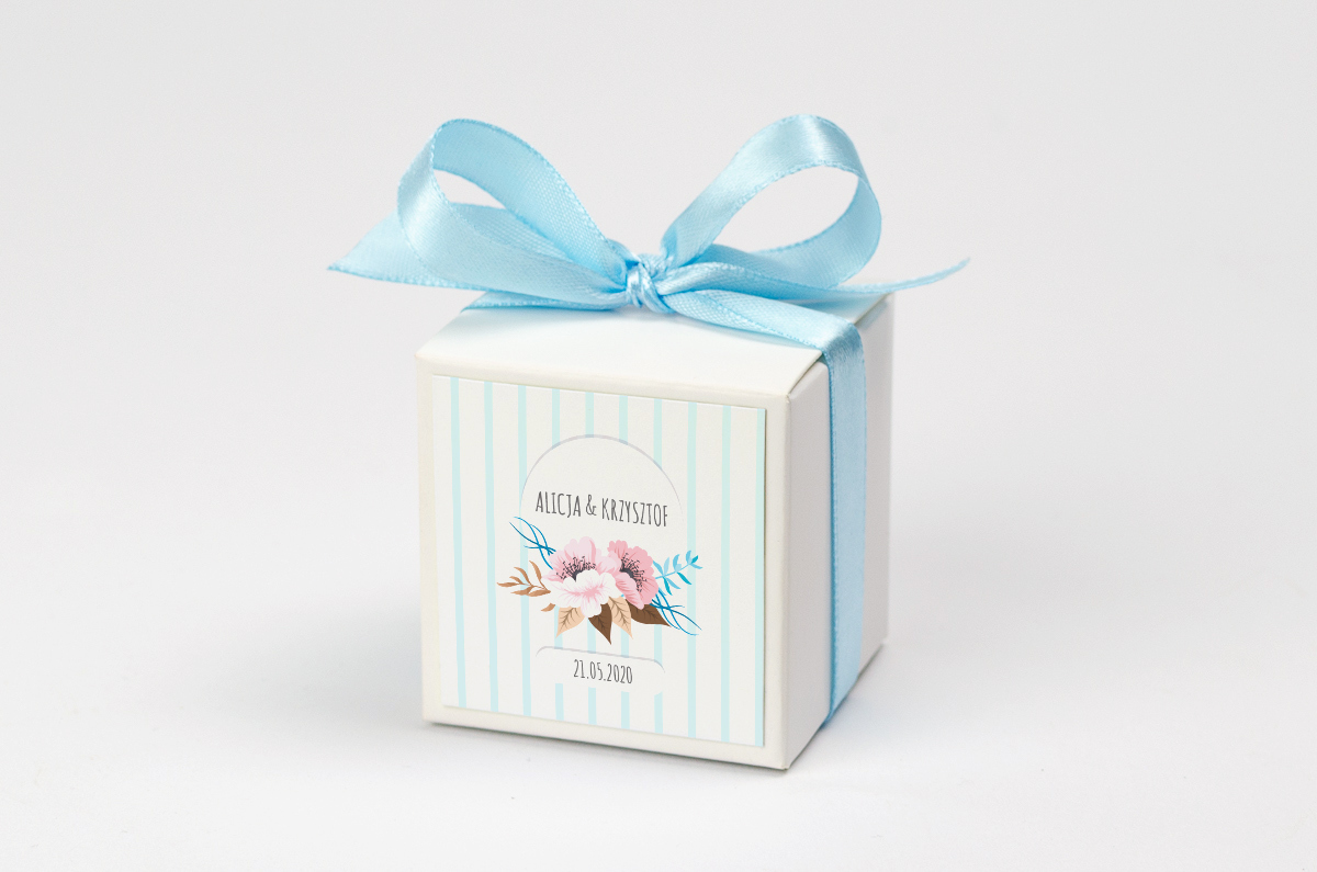 Pudełko na krówki z niebieską kokardą