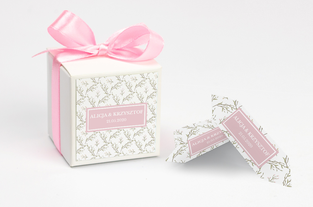 Pudełko na krówki z pudrową kokardą