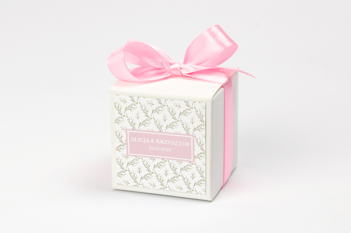Pudełko na krówki z pudrową kokardą