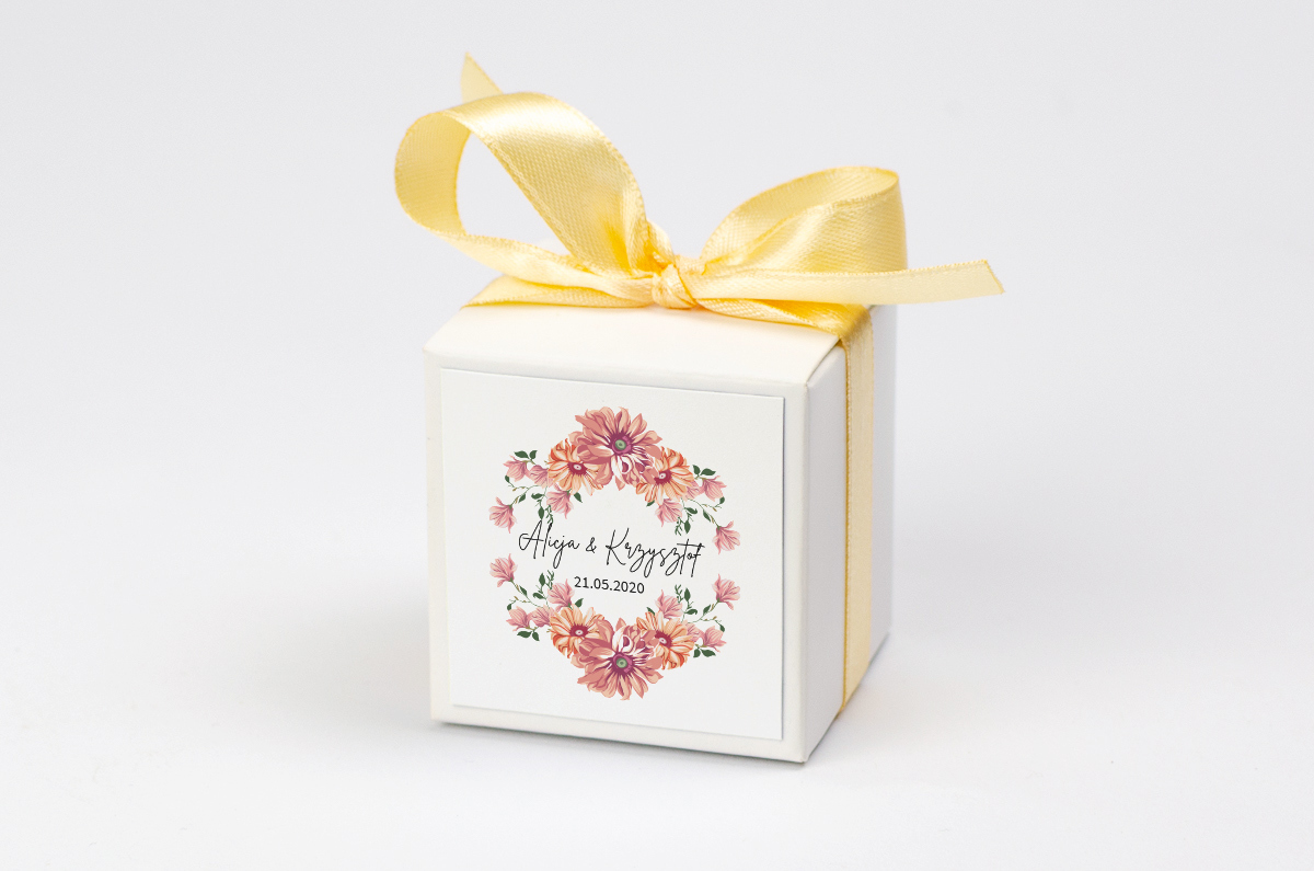 Pudełko na krówki z żółtą kokardą