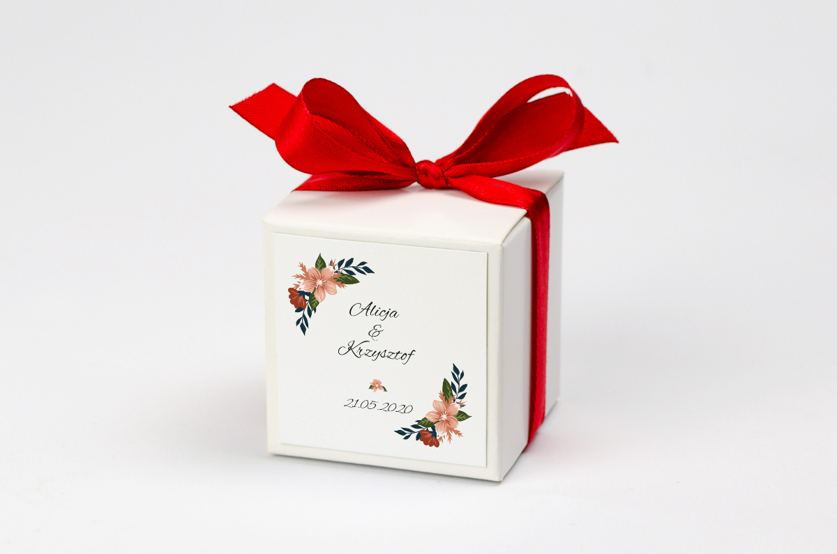 Pudełko na krówki z czerwoną kokardą