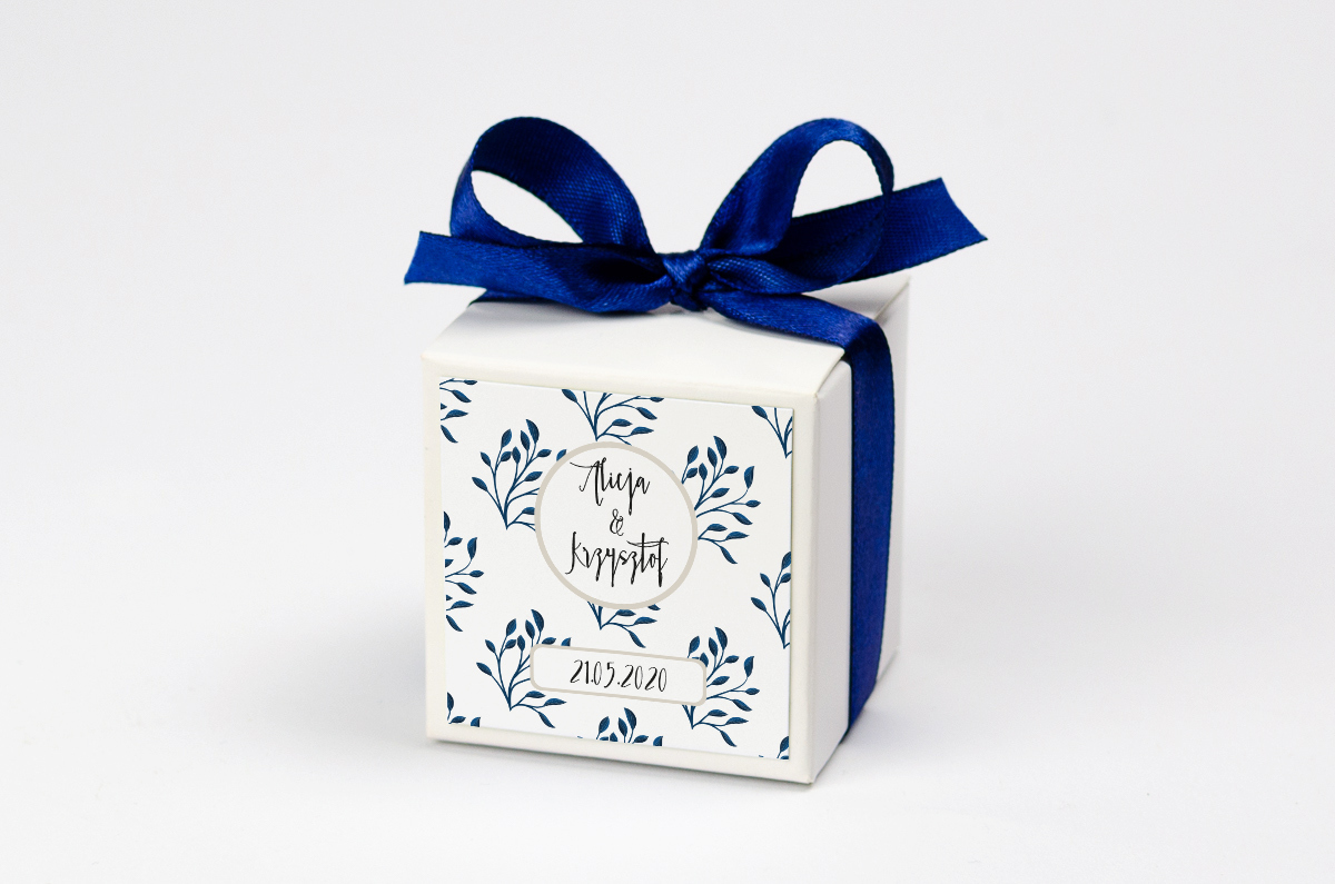 Pudełko na krówki z granatową kokardą