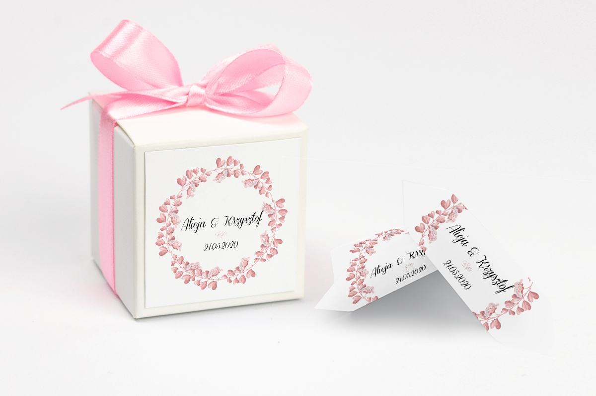 Pudełko na krówki z pudrową kokardą