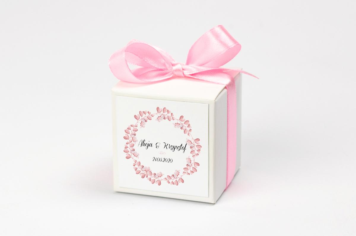 Pudełko na krówki z pudrową kokardą