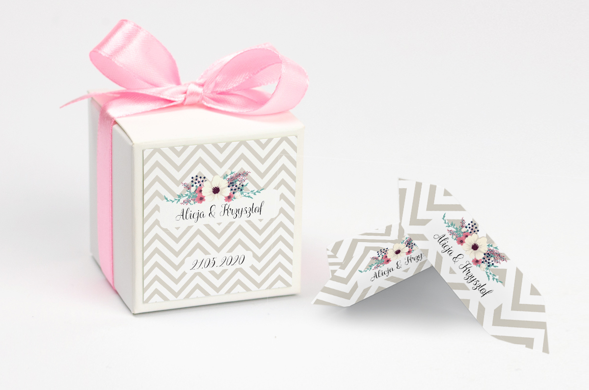 Pudełko na krówki z pudrową kokardą