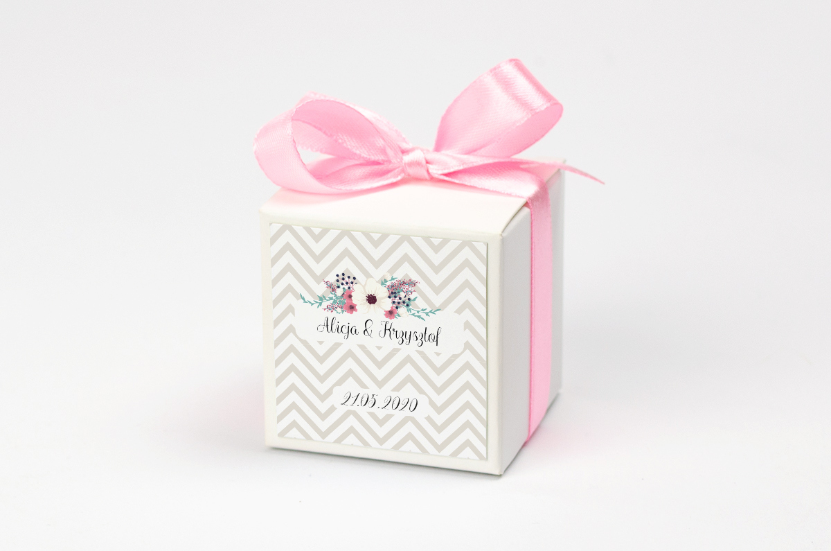 Pudełko na krówki z pudrową kokardą