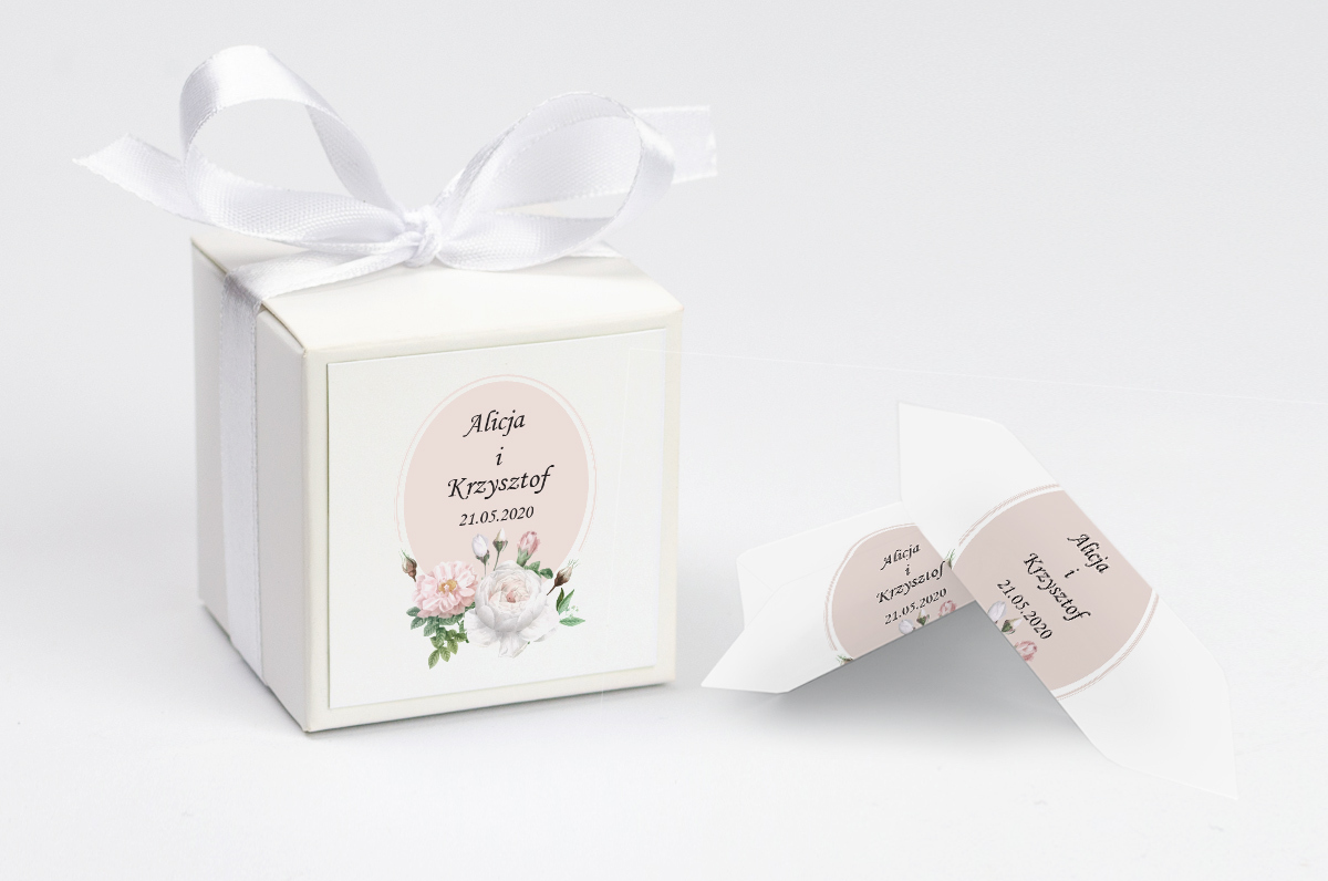 Pudełko na krówki z białą kokardą