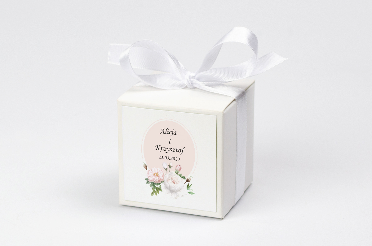 Pudełko na krówki z białą kokardą