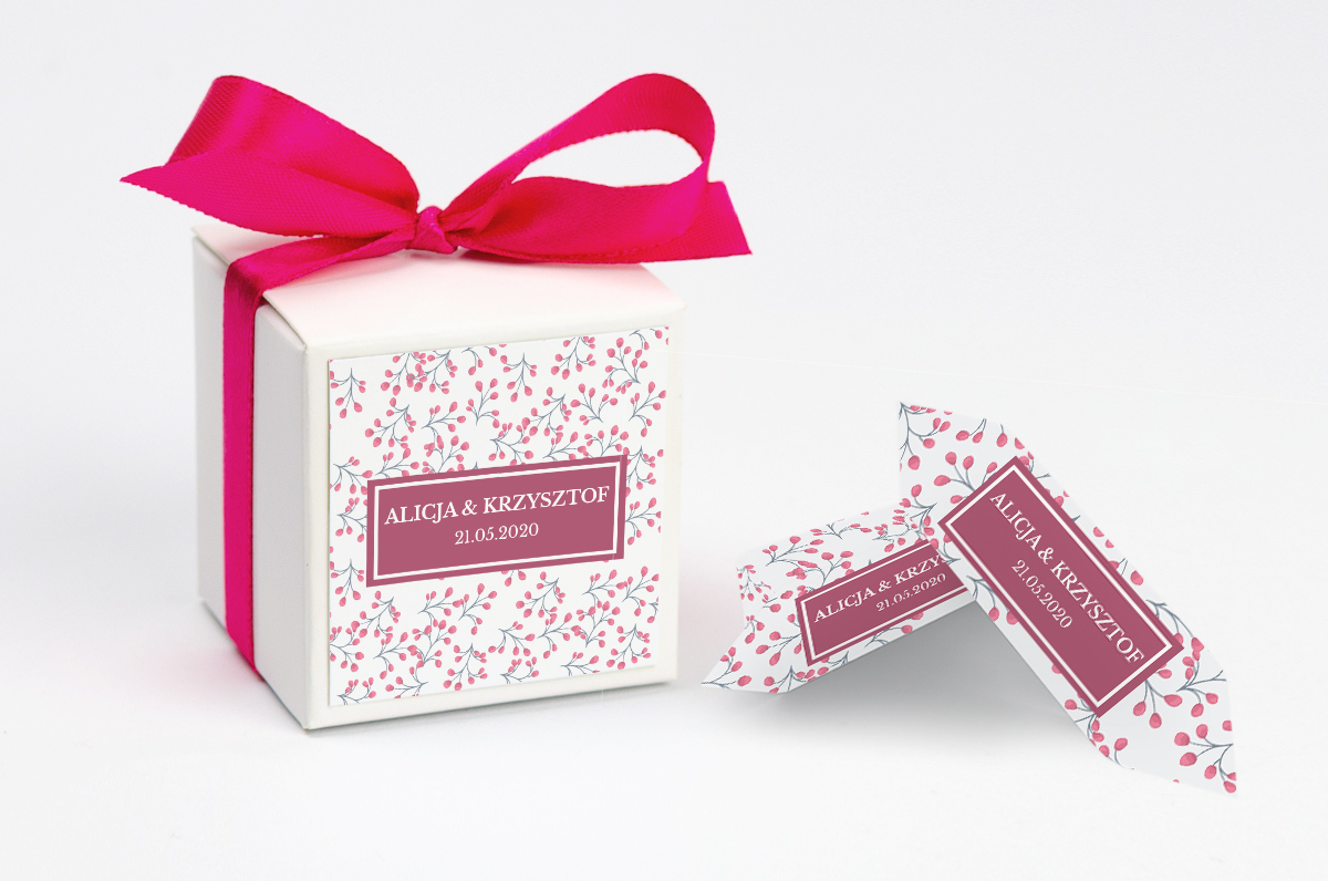 Pudełko na krówki z malinową kokardą