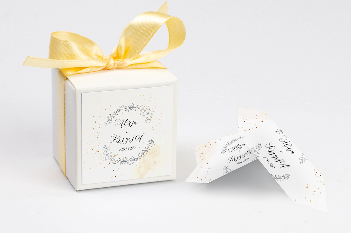 Pudełko na krówki z żółtą kokardą