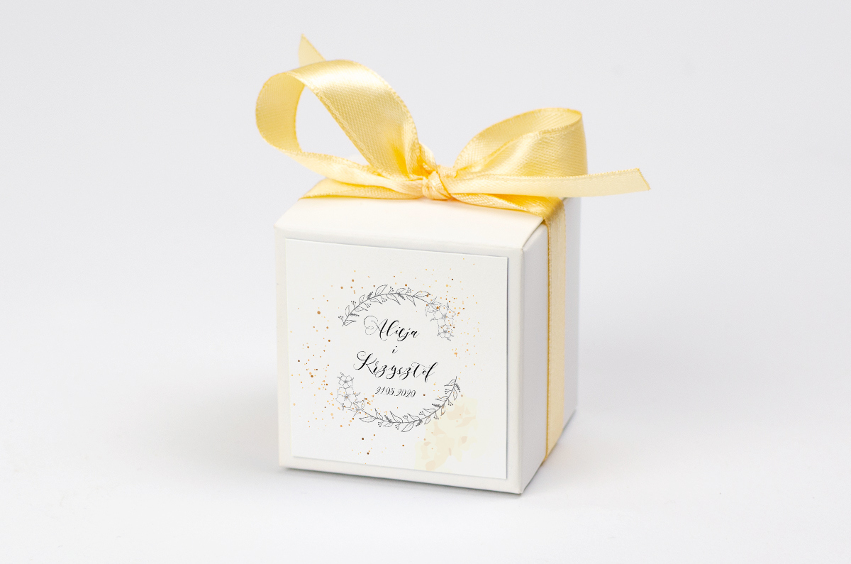 Pudełko na krówki z żółtą kokardą