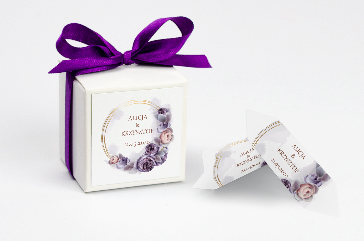 Pudełko na krówki z fioletową kokardą