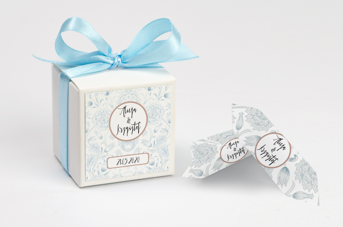 Pudełko na krówki z niebieską kokardą