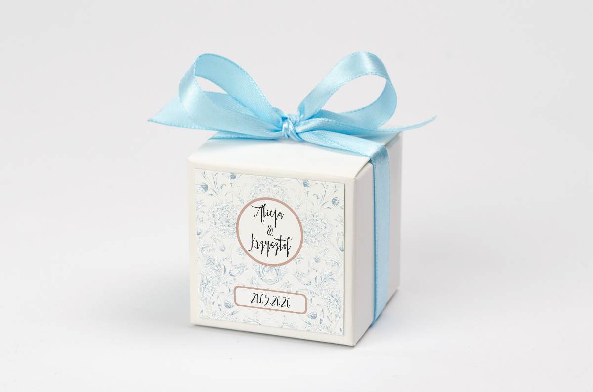 Pudełko na krówki z niebieską kokardą