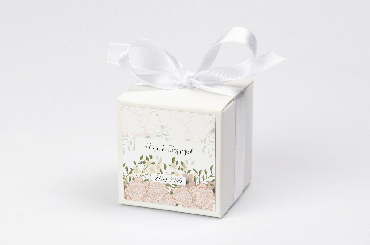 Pudełko na krówki z białą kokardą