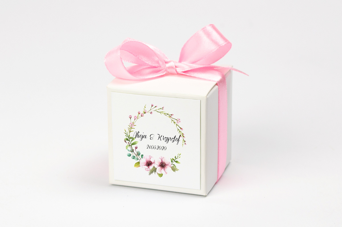 Pudełko na krówki z pudrową kokardą