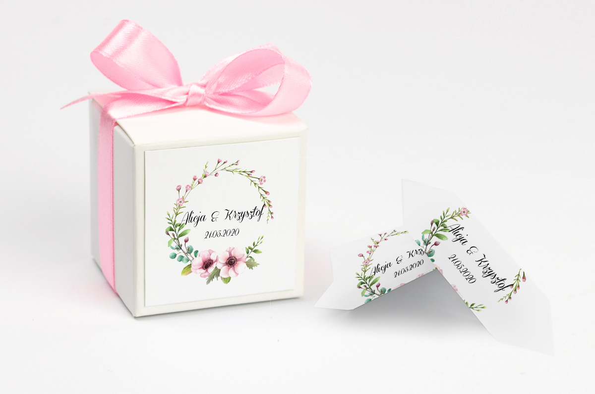 Pudełko na krówki z pudrową kokardą