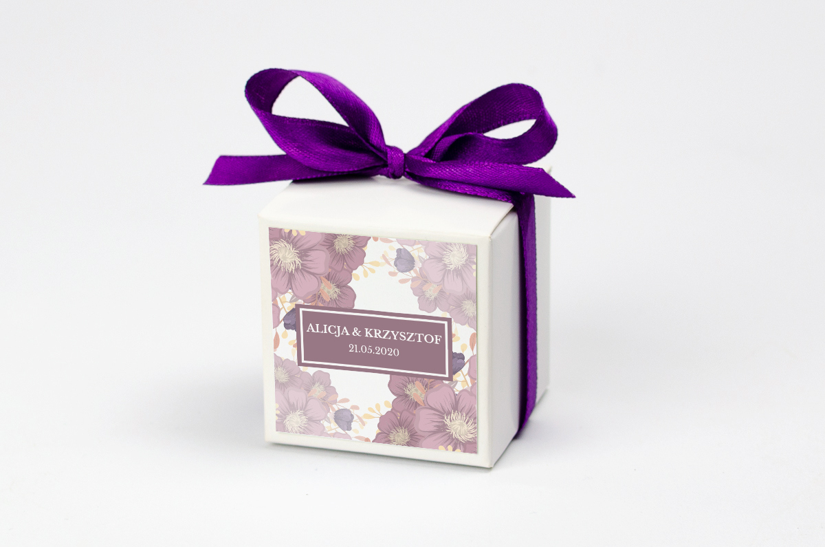 Pudełko na krówki z fioletową kokardą