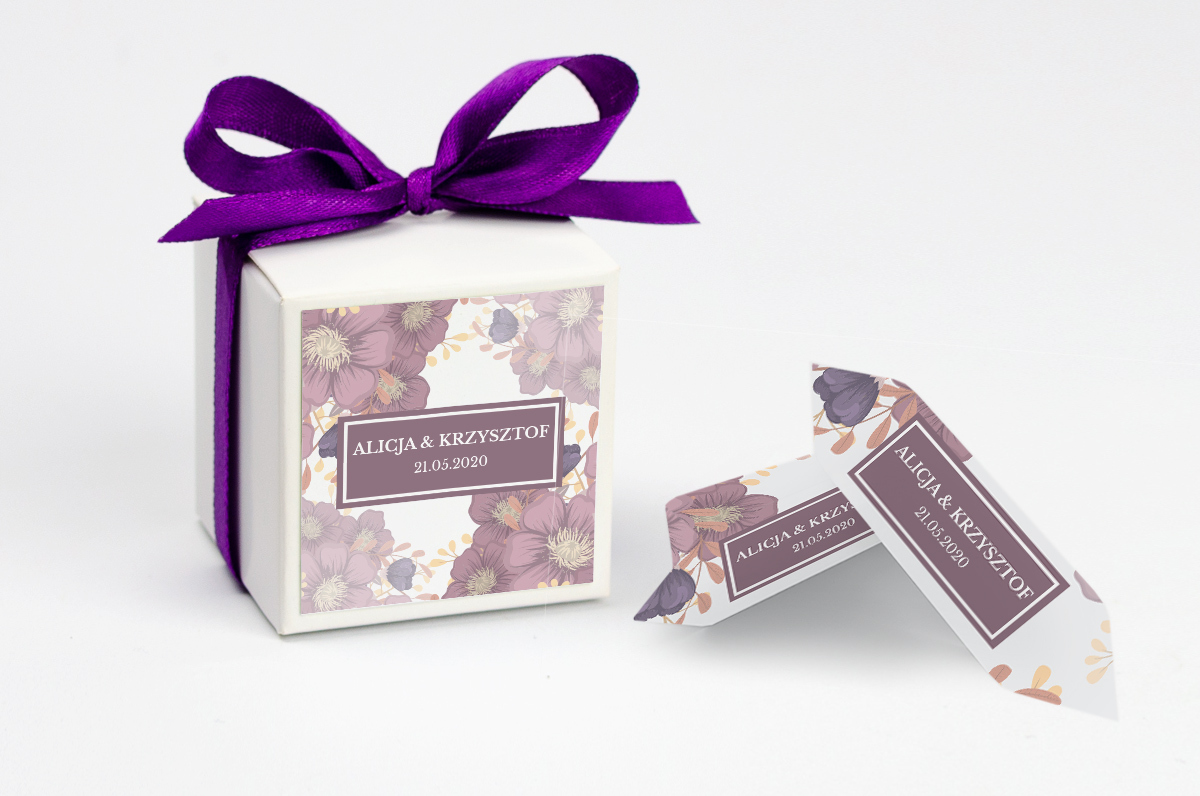 Pudełko na krówki z fioletową kokardą