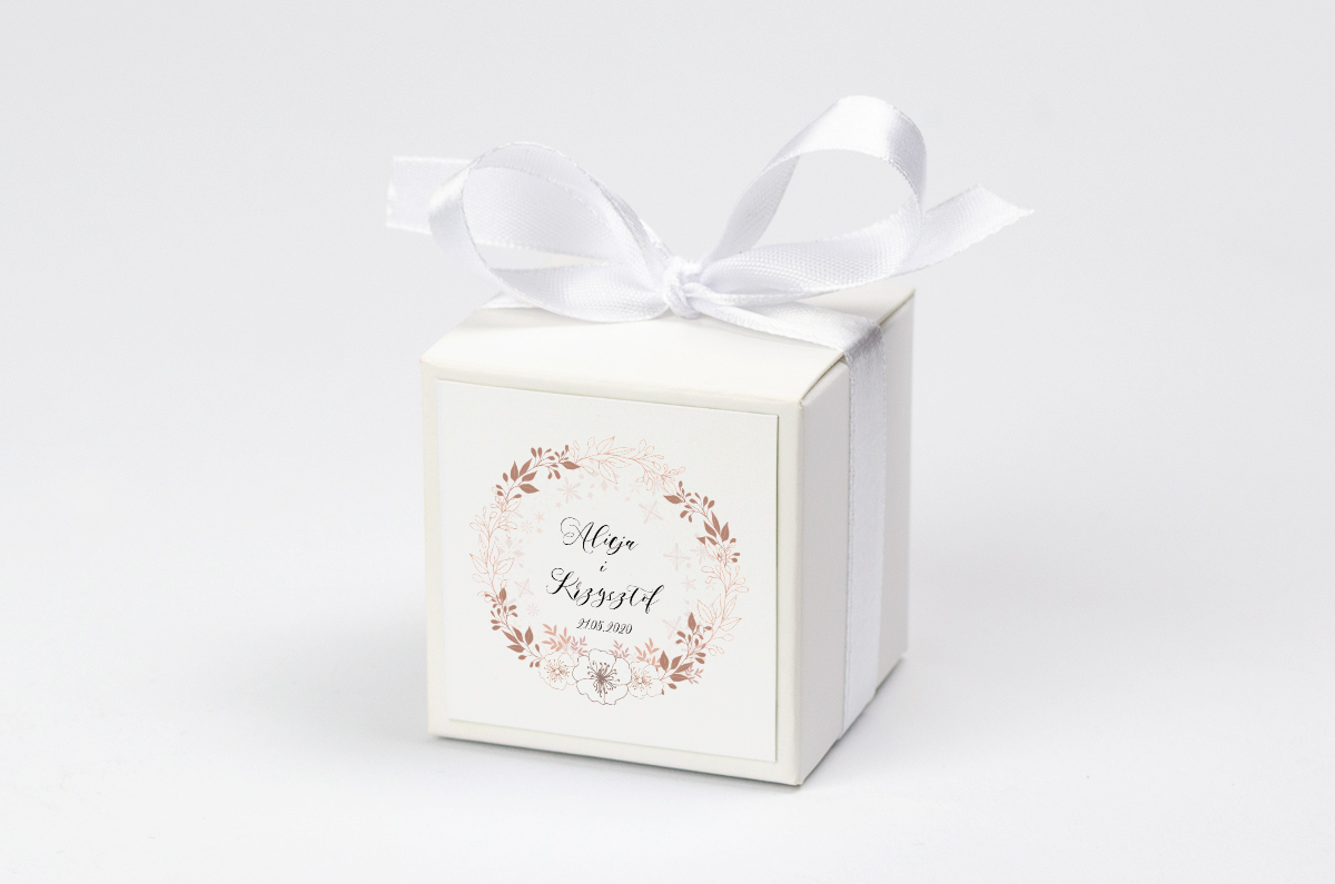 Pudełko na krówki z białą kokardą