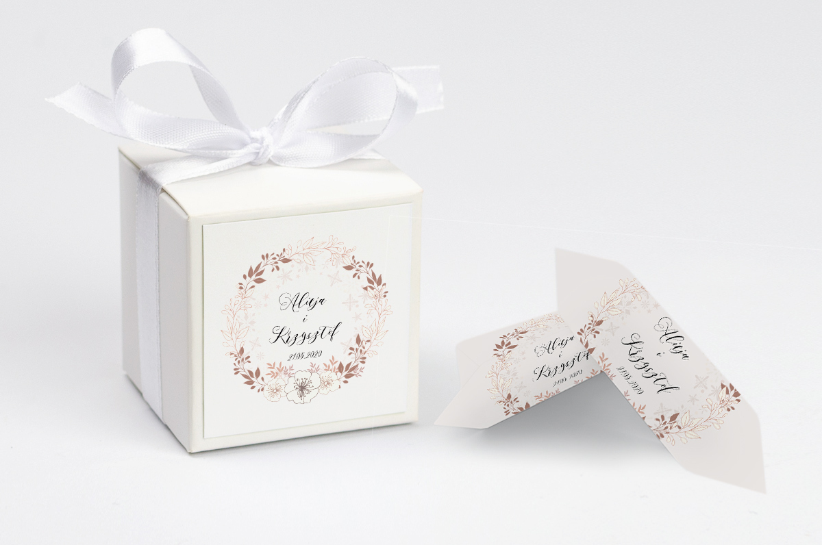 Pudełko na krówki z białą kokardą