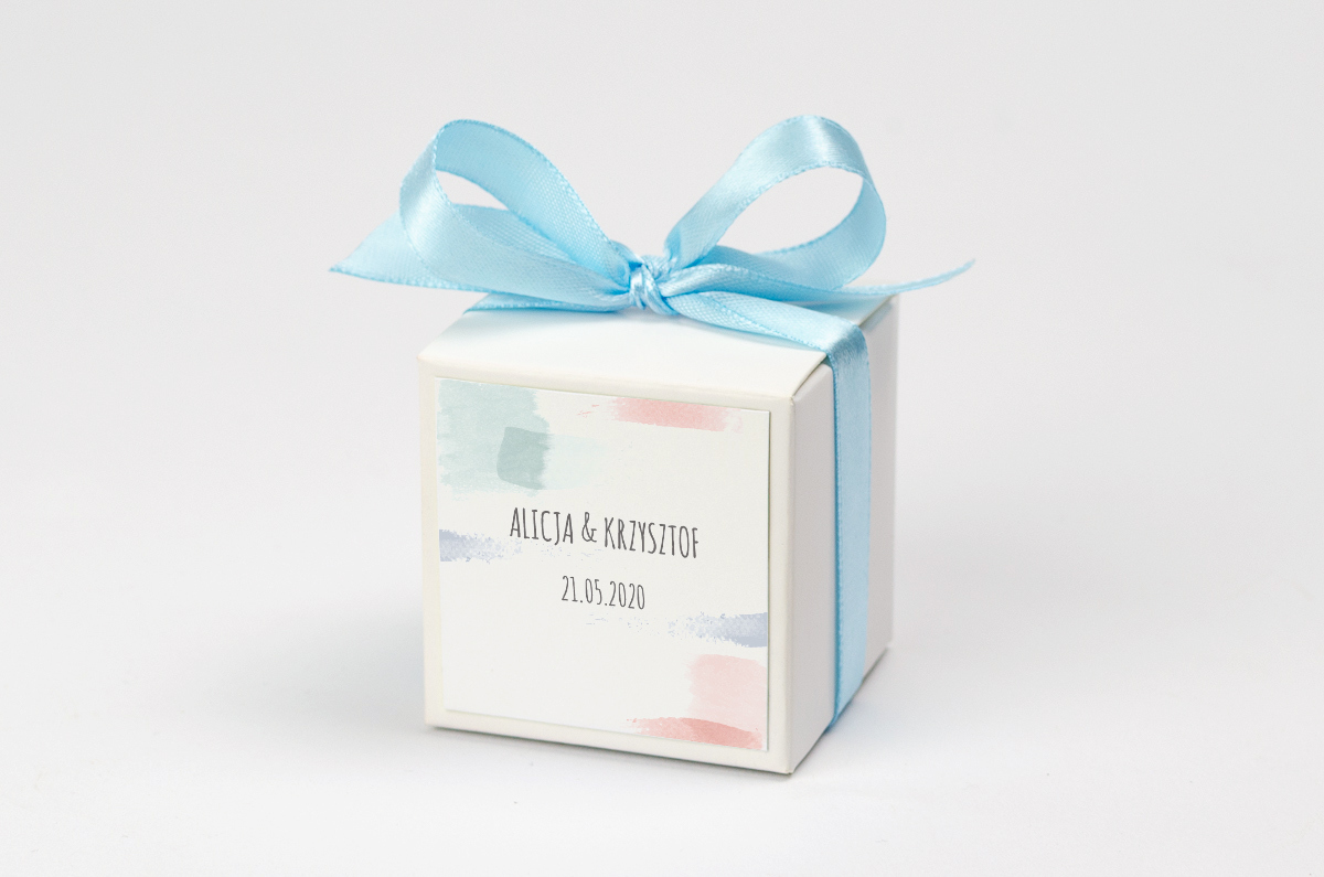 Pudełko na krówki z niebieską kokardą