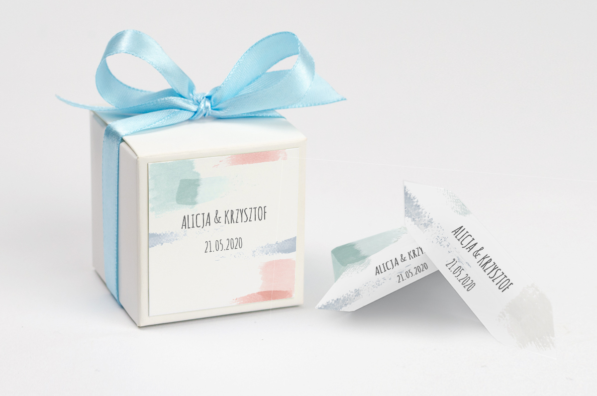 Pudełko na krówki z niebieską kokardą