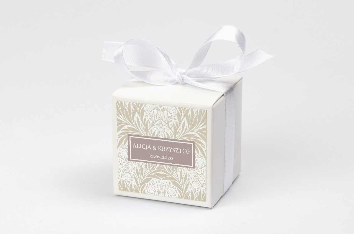 Pudełko na krówki z białą kokardą