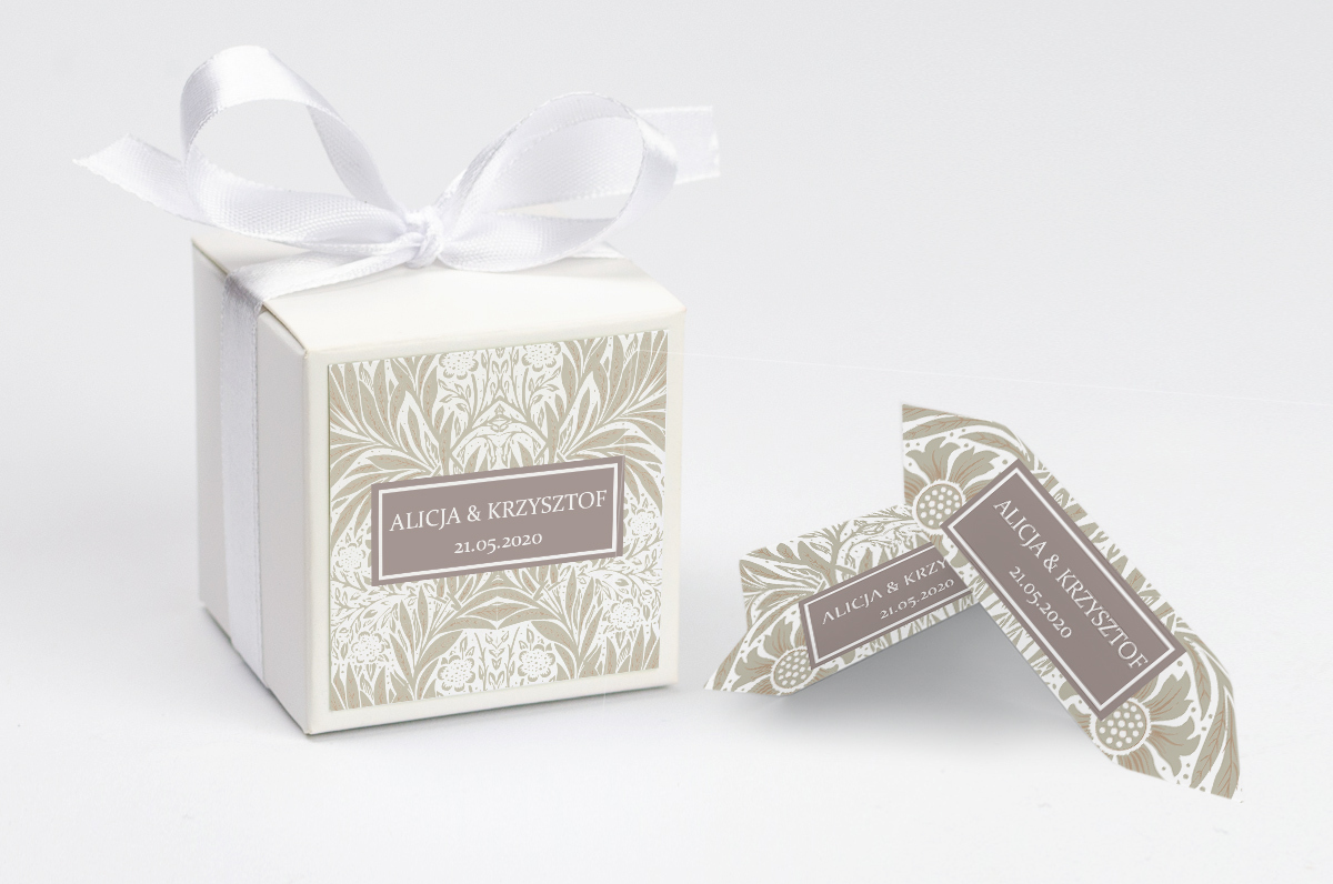 Pudełko na krówki z białą kokardą