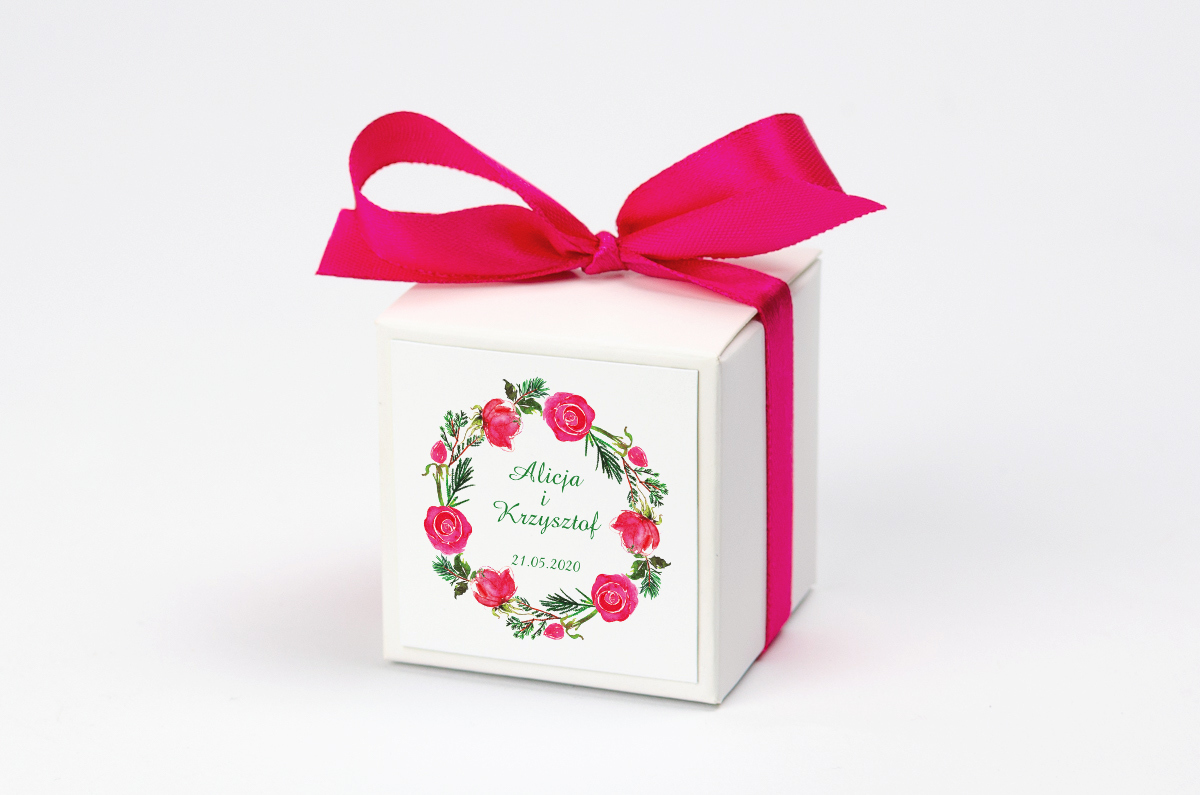 Pudełko na krówki z malinową kokardą