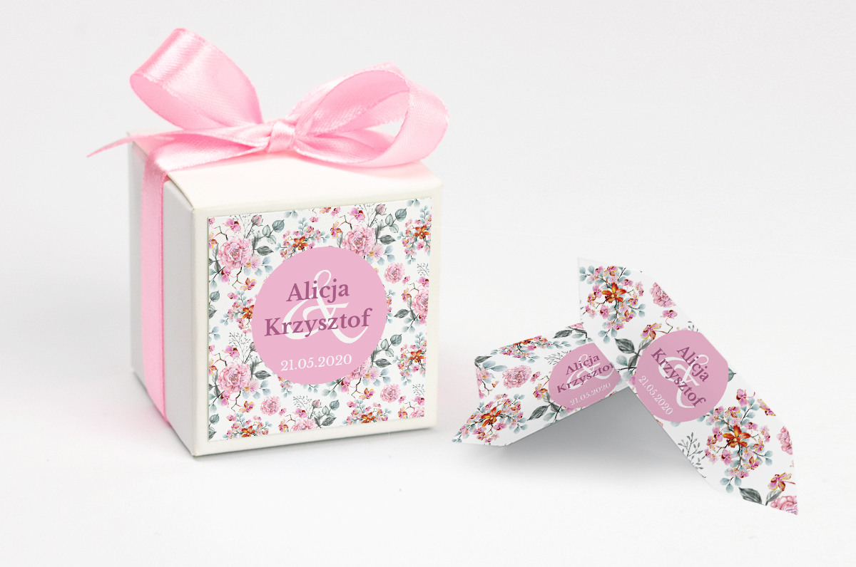 Pudełko na krówki z różową kokardą