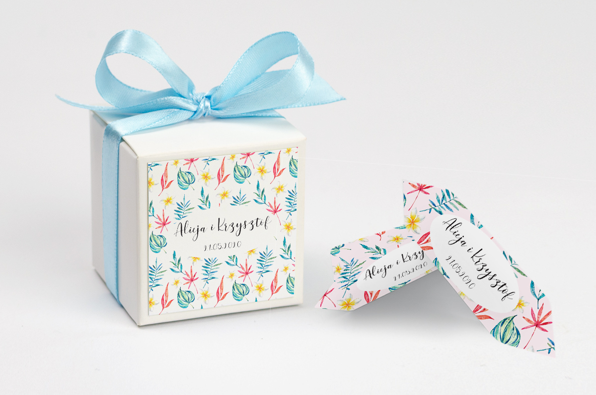 Pudełko na krówki z niebieską kokardą