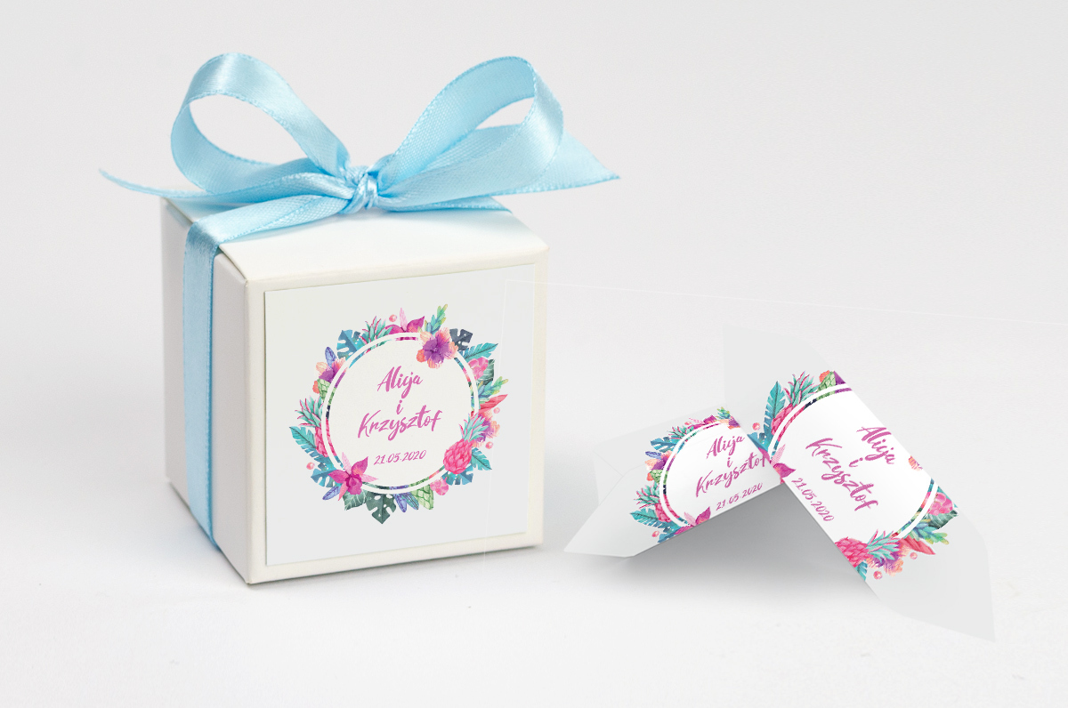 Pudełko na krówki z niebieską kokardą