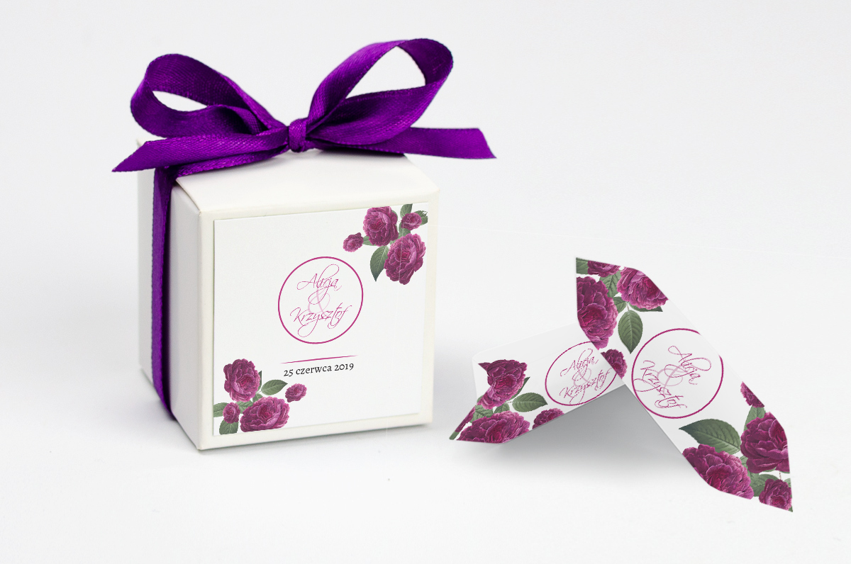 Pudełko na krówki z fioletową kokardą