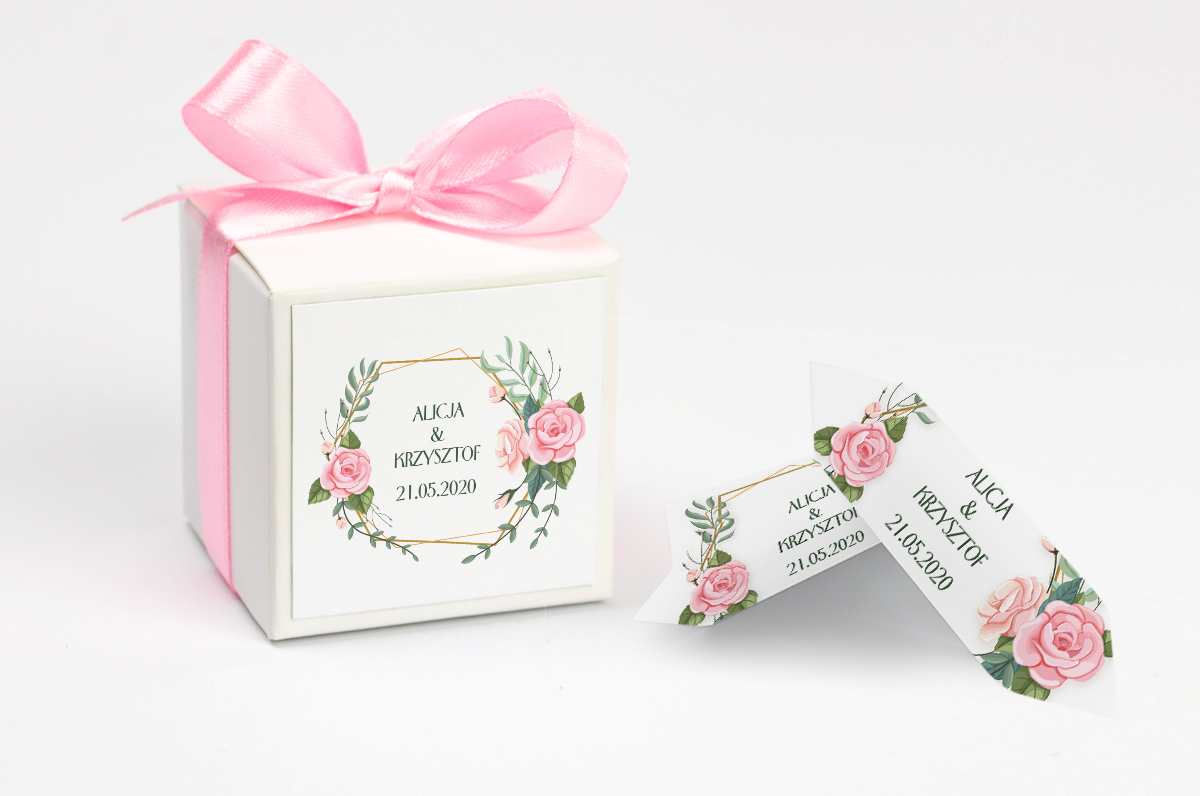 Pudełko na krówki z różową kokardą