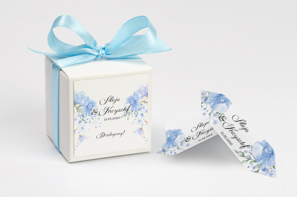 Pudełko na krówki z niebieską kokardą